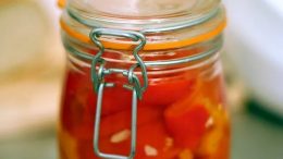 Варя в маринатата и затварям с много чесън - само така приготвям вече чушки за зимата! Ще си оближете пръстите: