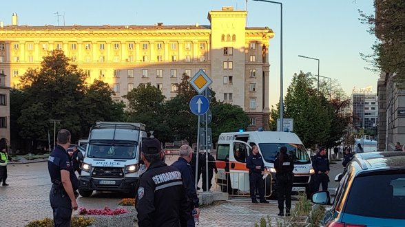 Ето го починалия полицай пред парламента